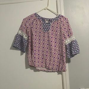 A short sleeve flow shirt